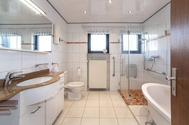 Bad mit Badewanne und Dusche