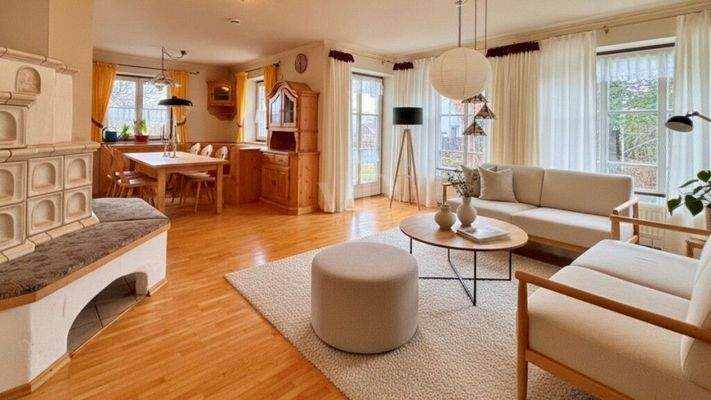 Wohn-/Essbereich im Erdgeschoss mit Zugang auf die Terrasse