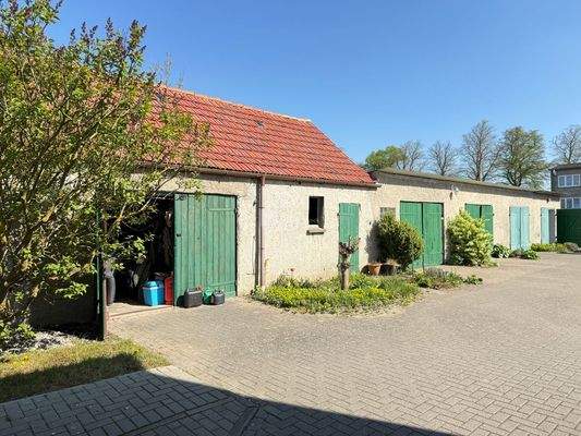 Die Garagen auf dem Hof