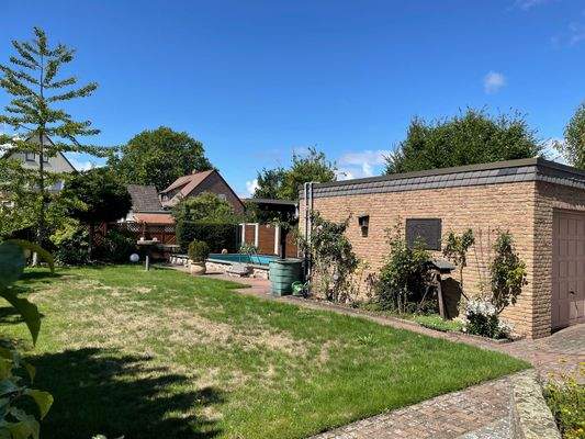 Garten mit Pool