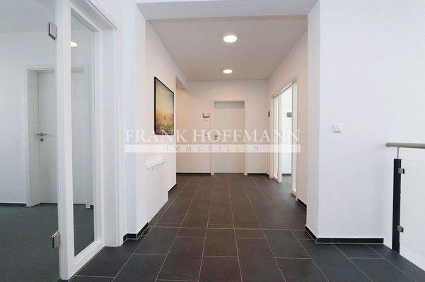 V8828 Bürogebäude Flur 1