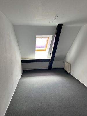 Zimmer 1 Wohnung Dachgeschoß.JPG