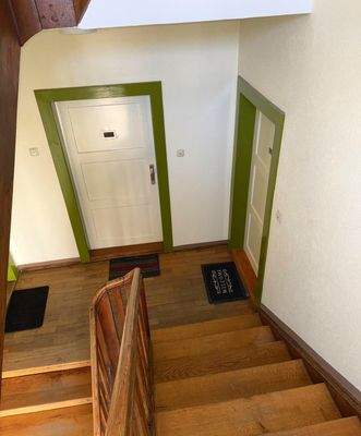 Treppenhaus und Wohnung rechts