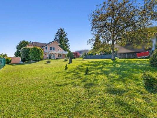 weitläufiger Garten 