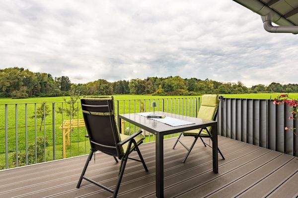 Balkon mit viel Platz und freiem Ausblick