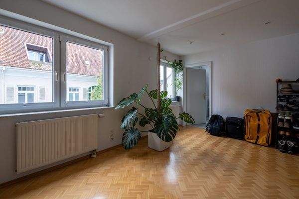 Schlafzimmer, zu Badezimmer