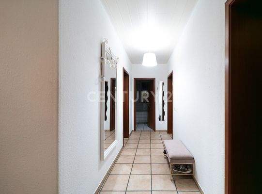 Flur mit Blick zum Badezimmer