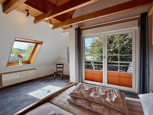 Schlafzimmer mit Loggia