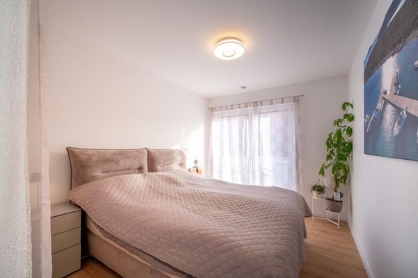 Schlafzimmer mit Bodentiefen Fenster 1.OG