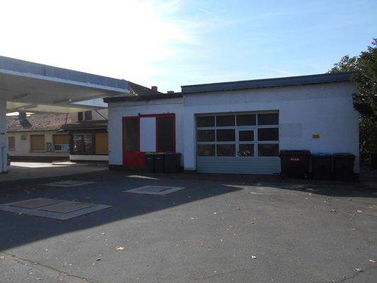 Zwei Autowerkstätten