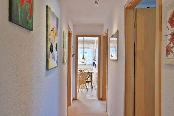 Flur mit Zugang zu den jeweiligen Räumen