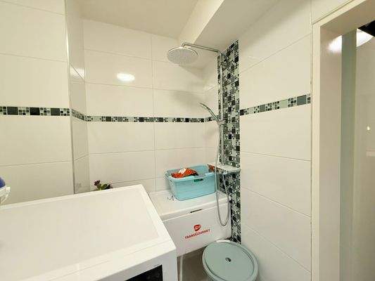 Badezimmer mit Dusche