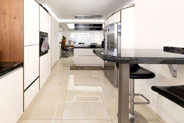 8 Küche mit Blick ins Wohnzimmer