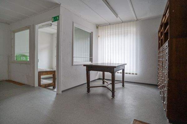 Personalraum-mit-Nebeneingang