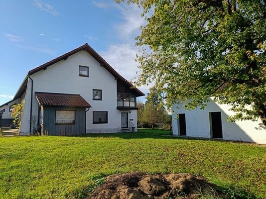 Wohnhausanbau mit Garagengebäude in erhöhter, ländlicher Lage