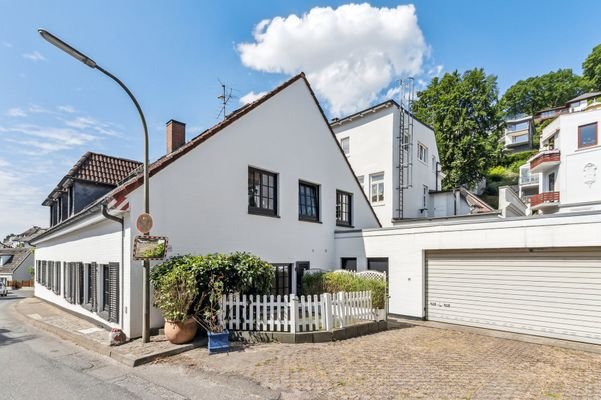 Seitenansicht inkl. Terrasse und Garage.