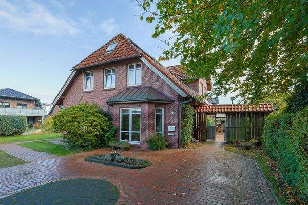 Der Blick von der Auffahrt auf das Haus 