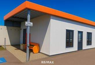 Eingang mit Orange und Grautönen