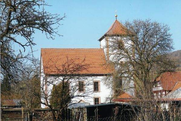 Blick vom Garten zur Dorfkirche