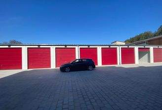 Frontansicht Garagen mit Auto