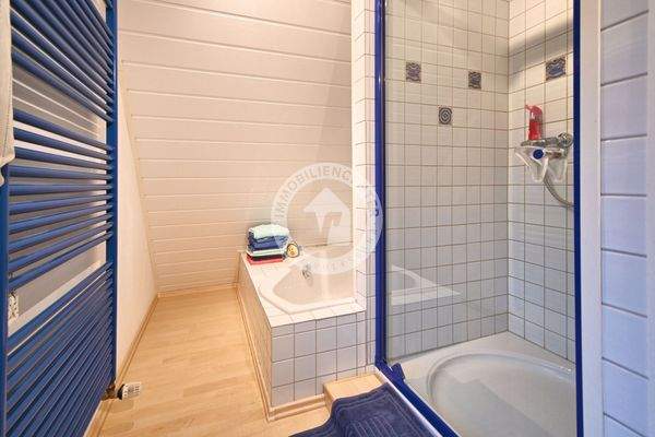 Das zweite Bad mit Dusche und Wanne im Dachgeschoss