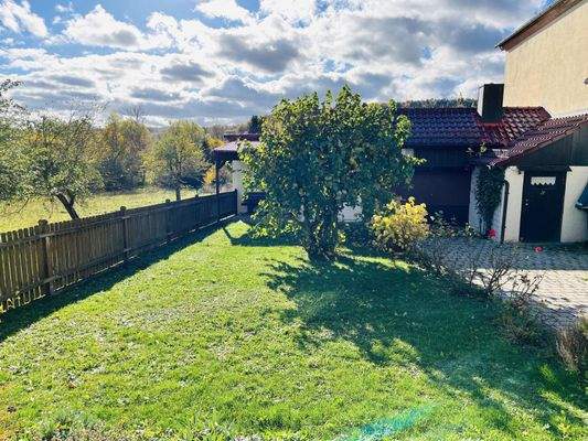 sonnig gelegene Grünfläche am Haus