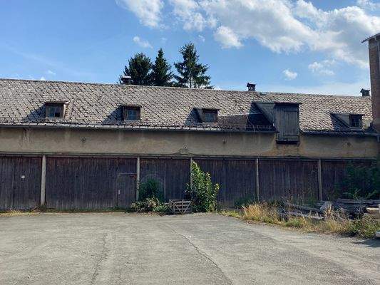 Halle mit Eternitdach.JPG