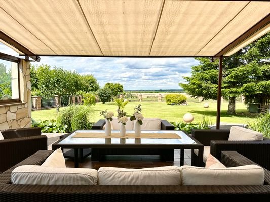 herrlicher Blick von der Terrasse in den Garten