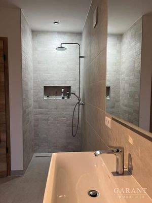 Bad-mit-Dusche-im-OG