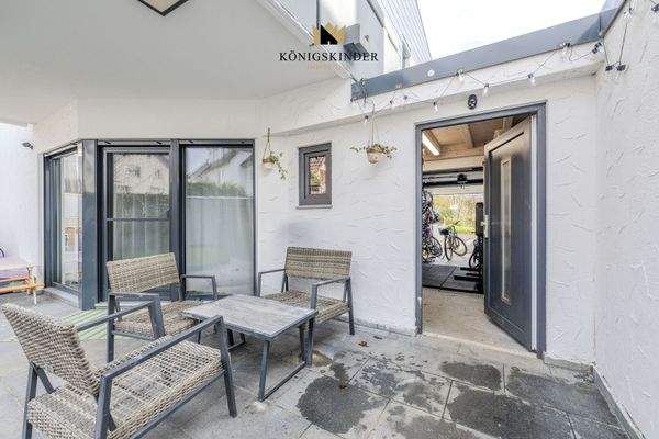 Terrasse mit Durchgang über die Garage