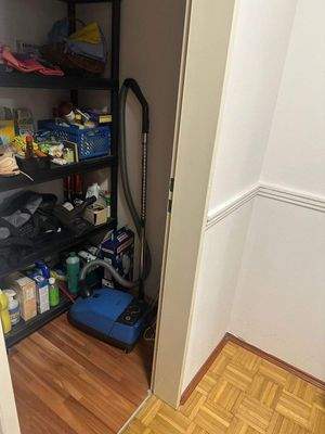 Abstellkammer mit Regalen