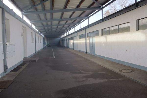 Überdachter Zugang zu den Hallen 