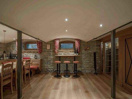 Weinbar mit 2 begehbaren Kühlschränken