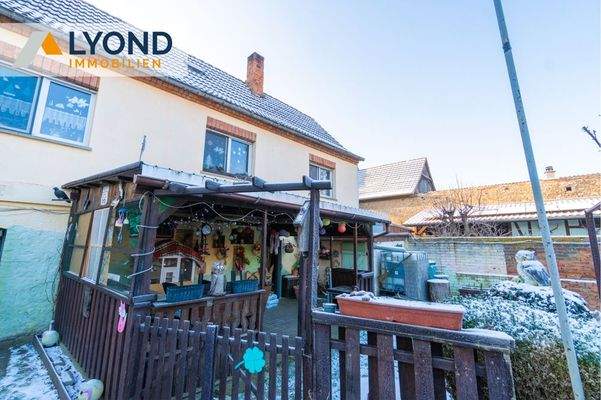 Hinterhausansicht mit überdachten Gartenbereich