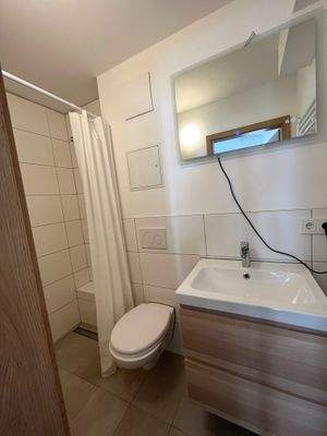 Bad mit hochwertiger Ausstattung, bodengleicher Dusche