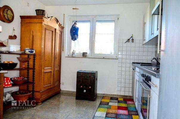 Klassische Küchenkultur mit praktischem Schnitt