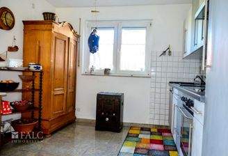 Klassische Küchenkultur mit praktischem Schnitt