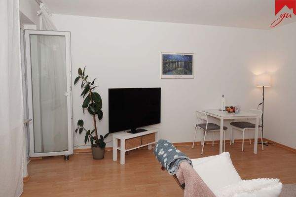 Wohn- und Esszimmer mit Zugang zum Balkon