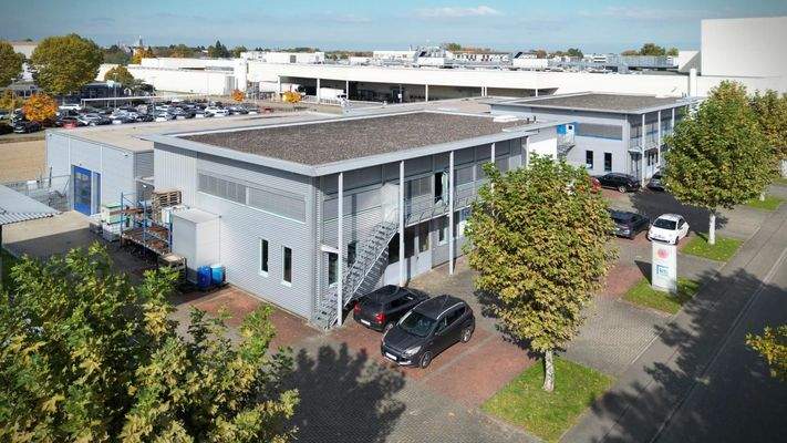 Das Gebäude wurde 1996 errichtet und befinden sich in einem gepflegten Zustand