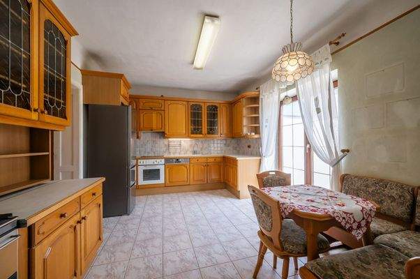 Küche mit Sitzgelegenheit