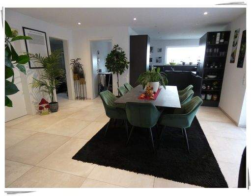 Essbereich mit Blick zur Küche