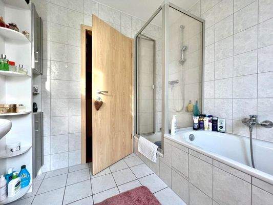 Badezimmer mit Badewanne und Dusche