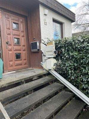 Hauseingang mit Treppenlift