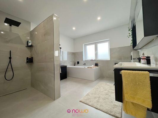 Modern: das Vollbad mit ebenerdiger Dusche und Badewanne