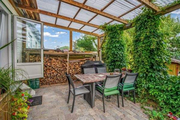 Überdachte Südterrasse