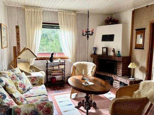 Wohnzimmer mit Kamin 