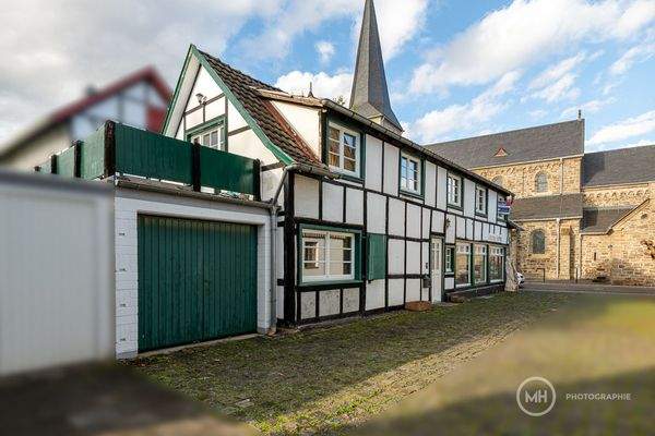 Hausansicht mit Blick in das Kirchdorf