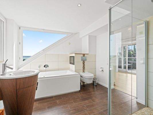 Bad mit Sauna, Dusche und Whirlpool im DG