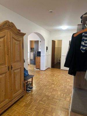 Flur mit Holzmöbeln