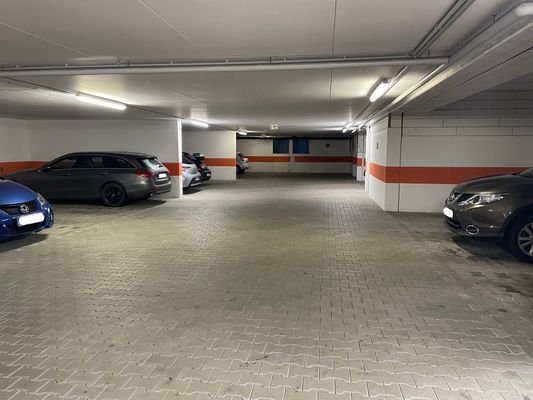 Großzügige Tiefgarage